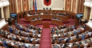 Kuvendi në seancë mes protestës dhe debateve, në votim pagat e magjistratëve dhe rezoluta për UÇK