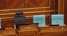 Urime për karriget, ngushëllime për arsimin