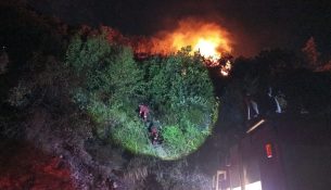 Katër vatra zjarri mbeten aktive, 100 hektarë pyll të prekur në Mat