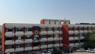 Flamuri i UÇK-së valon në objektin e Odës së Mjekëve
