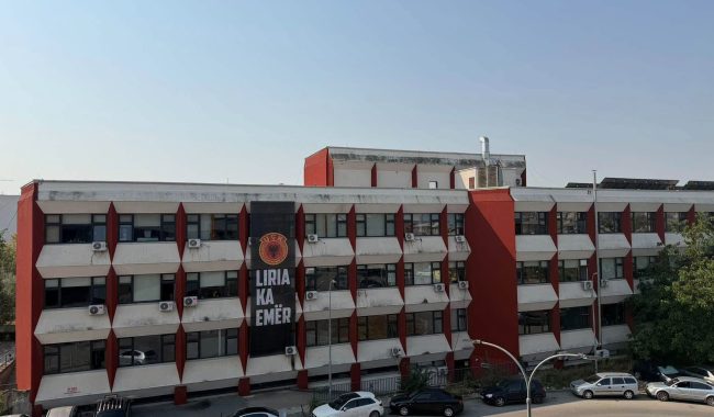 Flamuri i UÇK-së valon në objektin e Odës së Mjekëve