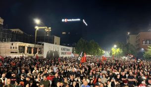 Nata i bashkon sërish mijëra qytetarët kundër vendimit të Hagës