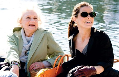 Sandra Bullock kujton Betty White: “Ajo ishte gjithçka”