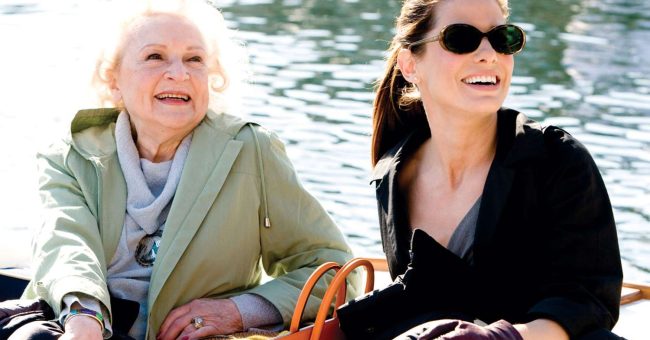 Sandra Bullock kujton Betty White: “Ajo ishte gjithçka”
