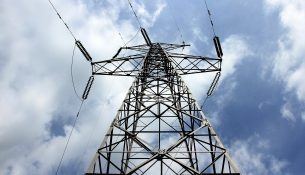 Industria shqiptare prodhon më shumë, por me më pak punonjës