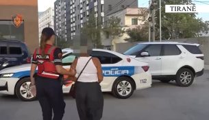 Mashtronin qytetarët me pretendimin se zgjidhnin çështjet e pronave, arrestohet 58-vjeçarja në Tiranë