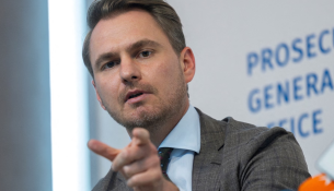 Prokurori i Përgjithshëm i Ukrainës jep dorëheqjen pasi agjentët anti-korrupsion bastisën zyrën e tij