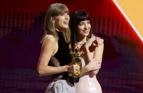 Dakota Johnson shfaqet në videoklipin e ri të Taylor Swift, “Patient Zero”