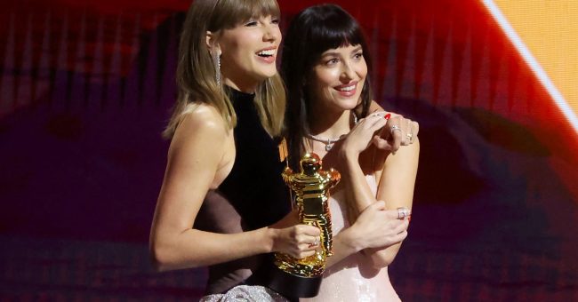 Dakota Johnson shfaqet në videoklipin e ri të Taylor Swift, “Patient Zero”
