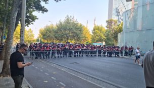 Seanca e parë plenare dhe protesta, Policia rrethon me gardh metalik rrugën pranë Kuvendit