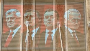 Protesta lë mënjanë ‘mëritë’ me Qeverinë, Kryeministria ndriçohet me fotot e 4 ish-liderëve të UÇK-së