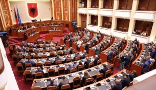 Pagat e magjistratëve përplasin PS-në dhe PD-në në Kuvend