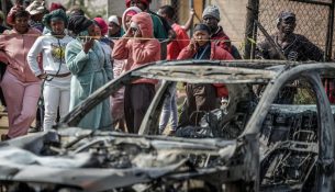 Të paktën 27 të vrarë në dy sulme me armë zjarri në Afrikën e Jugut