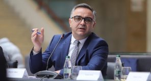 “S’kanë lënë birë e zyre pa hyrë” – Tahiri për presionin ndërkombëtar për Gjykatën Speciale