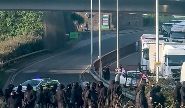Protestues me maska bllokojnë portin e Doverit, kaos në hyrje të Britanisë