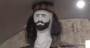 Çerçiz Topulli në versionin ‘hajt se bën’ – Një histori tipike shqiptare