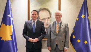 Abdixhiku takon ambasadorin Schubel, në fokus zhvillimet politike dhe kriza institucionale