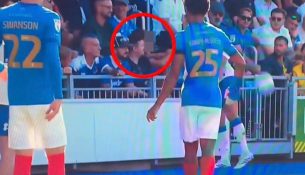 Skandal në Angli, futbollisti kap prej fyti tifozin gjatë ndeshjes