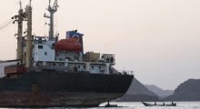 Houthit marrin kontrollin e dy ishujve strategjikë në Detin e Kuq, rriten shqetësimet për krizë nafte