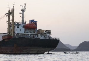 Houthit marrin kontrollin e dy ishujve strategjikë në Detin e Kuq, rriten shqetësimet për krizë nafte