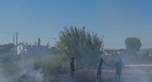 Zjarri përfshin sipërfaqen me bimësi në fshatin Lalm i Ri, flakët pranë banesave