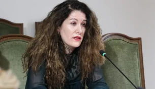 Çfarë thuhej në vendimin e vitit 2021 për shkarkimin e Vlora Hysenit nga AKI-ja?