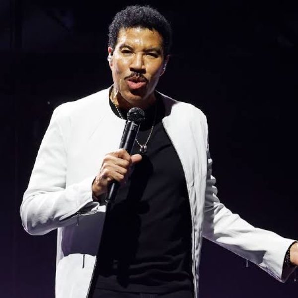 Lionel Richie u lirua nga spitali