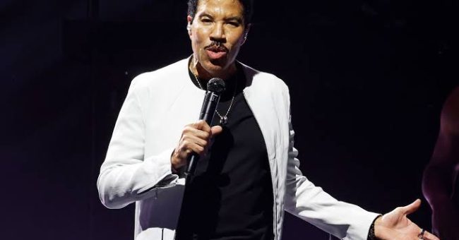 Lionel Richie u lirua nga spitali