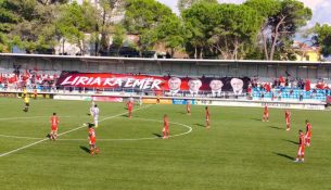 “Liria ka emër”, tifozët e Vorës nderojnë Thaçin, Veselin, Selimin e Krasniqin