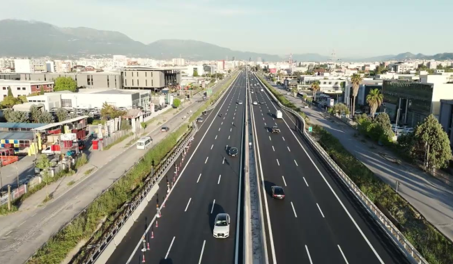 Autostrada Tiranë-Durrës bllokohet gjatë natës, si do të devijohet trafiku