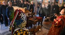Ministra të Qeverisë serbe dhe djali i Vuçiçit i bëjnë homazhe Mlladiçit