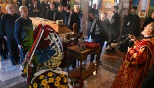 Ministra të Qeverisë serbe dhe djali i Vuçiçit i bëjnë homazhe Mlladiçit