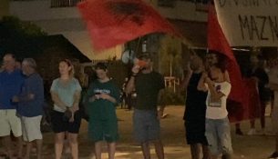Divjaka vijon dëgjesat, mbetet kundër Territoriales