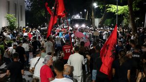 Përplasje para Kryeministrisë, Policia shoqëron disa protestues