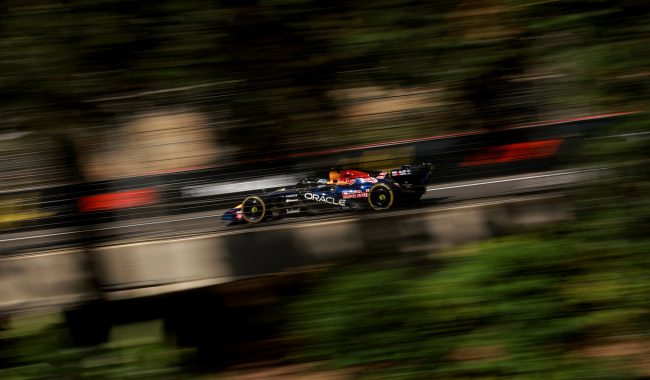 Verstappen shkëlqen në provat e lira