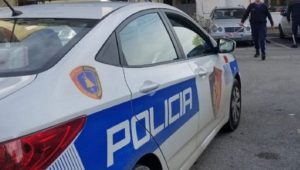 Me drogë dhe thikë në makinë, një i arrestuar dhe një i proceduar në Korçë