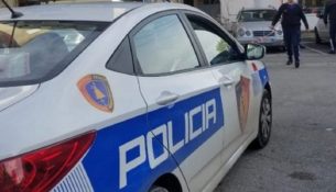 Me drogë dhe thikë në makinë, një i arrestuar dhe një i proceduar në Korçë