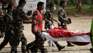 Dy persona shpëtohen nga tuneli në Nepal më shumë se një javë pas përmbytjeve