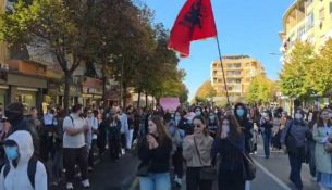 U arrestuan gjatë protestës, Gjykata e Tiranës lë në detyrim paraqitje dy të rinjtë