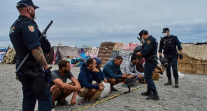 Ceuta nën tension/ Policia spanjolle largon mijëra migrantë nga kampi