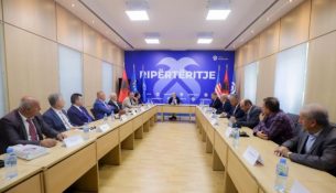 Harta territoriale/ Përplasje brenda opozitës në tryezën e Berishës, aleatët kërkojnë më shumë koordinim