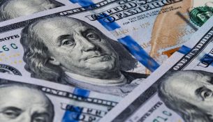 Dollari mbetet i fortë, sytë nga inflacioni në SHBA