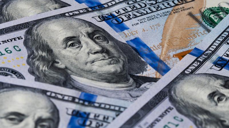 Dollari mbetet i fortë, sytë nga inflacioni në SHBA