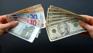 Euro në minimumin e 17 muajve ndaj dollarit