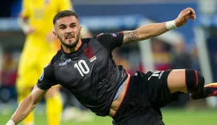 Armando Sadiku i jep fund futbollit të luajtur