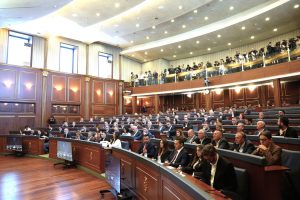 Deputetët mblidhen të enjten