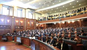Deputetët mblidhen të enjten