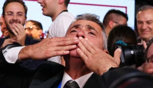 Serbët festojnë largimin e Vuçiç, BBC raporton nga Beogradi