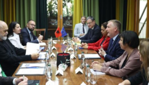McGrath në Tiranë: Shqipëria, një nga vendet pararendëse në procesin e anëtarësimit në BE