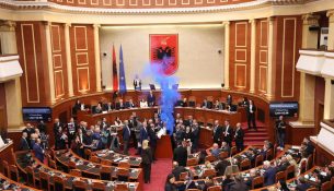 Mazhoranca mbyll sërish me votim pa debat seancën e Parlamentit
